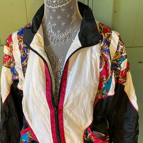 Gorgeous Vintage Wind Breaker with a Beautiful Baroque Design - Picture 5 of 7